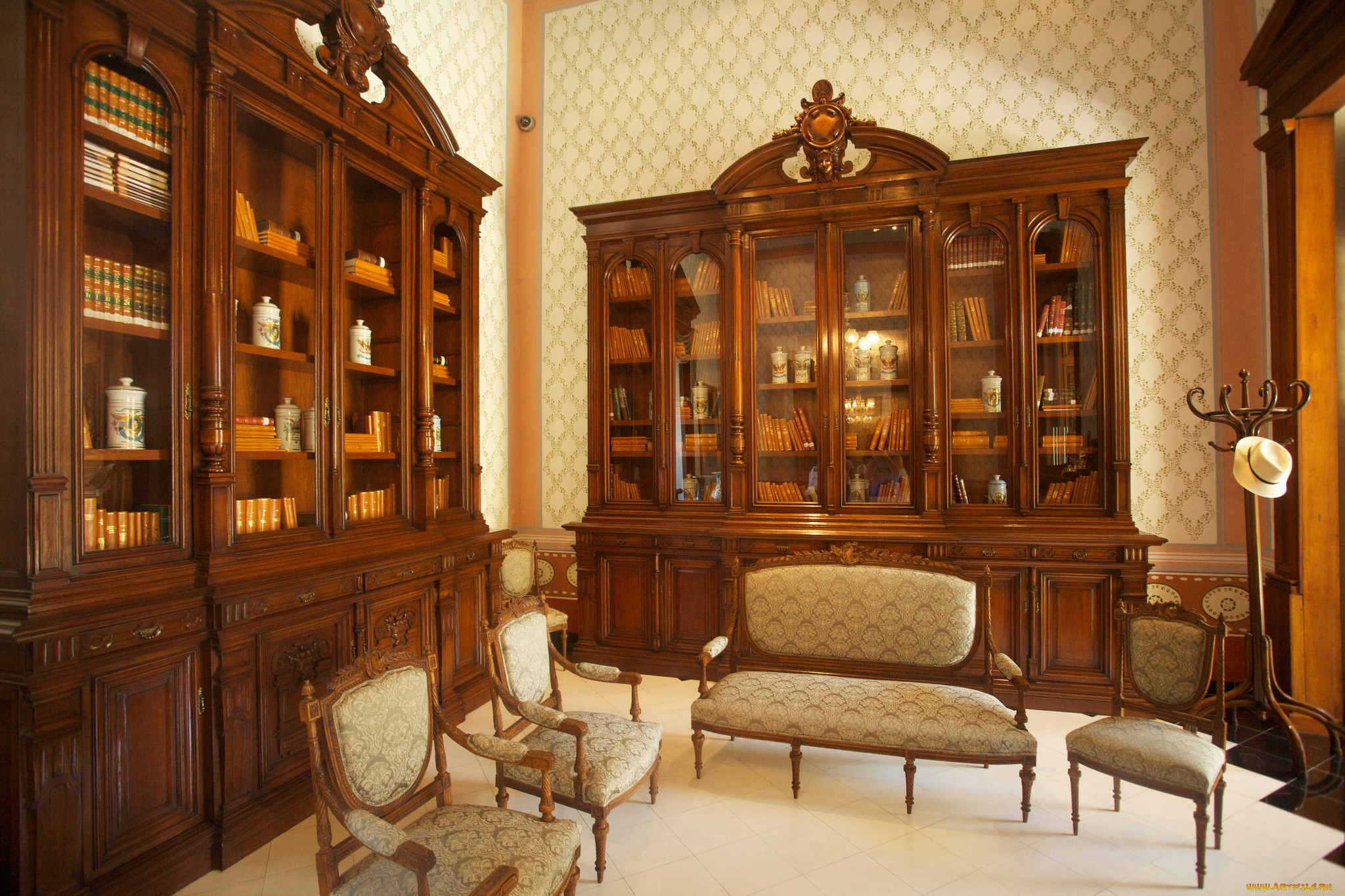 Кабинет с книжным шкафом 19 века